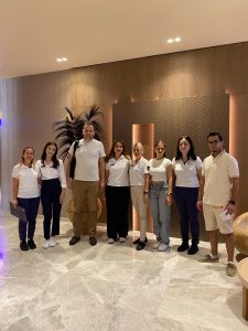 Kirman Premium'da Kariyer Yolculuğu İçin Güçlü Bir Adım!

Kirman Premium olarak, ekip arkadaşlarımızın kariyer gelişimini desteklemek amacıyla Alanya Alaaddin Keykubat Üniversitesi iş birliğiyle Yönetici Aday Geliştirme Programını başlattık.

 Bu protokol kapsamında; yetenekli çalışanlarımızın içeriden yükselerek yönetici pozisyonlarına hazırlanması, kurumsal bilgi birikiminin korunması ve sürdürülebilir liderlik kültürünün güçlenmesi hedefleniyor.

"Geleceğin liderlerini bugünden birlikte inşa ediyoruz."